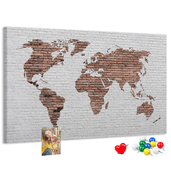 Tablero de corcho decorativo diseño de mapa del mundo sobre fondo de pared de ladrillos