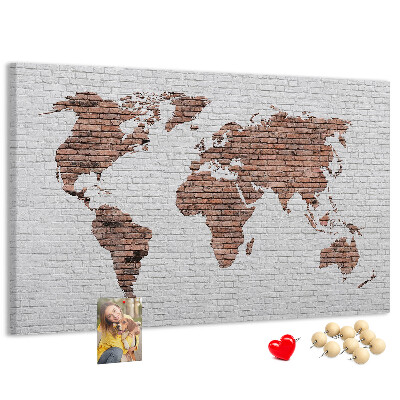Tablero de corcho decorativo diseño de mapa del mundo sobre fondo de pared de ladrillos