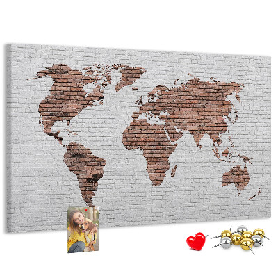Tablero de corcho decorativo diseño de mapa del mundo sobre fondo de pared de ladrillos