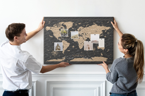 Tablero de anuncios mapa del mundo negro con detalles dorados