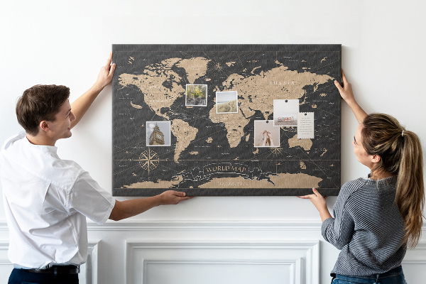 Tablero de anuncios mapa del mundo negro con detalles dorados