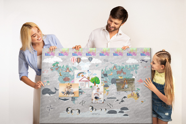Tablero de anuncios mapamundi con ilustraciones de animales