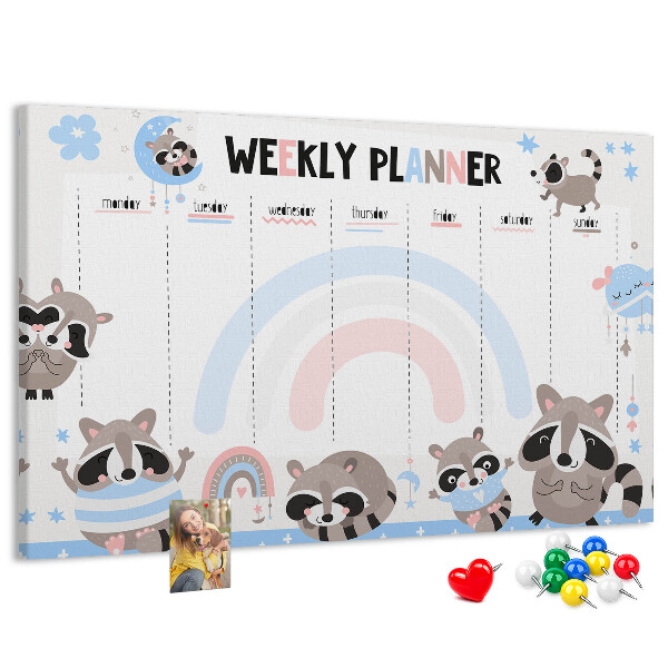 Pizarra de corcho con diseño de agenda semanal y mapaches alegres
