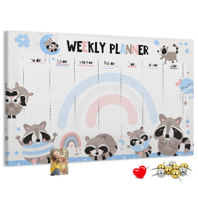 Pizarra de corcho con diseño de agenda semanal y mapaches alegres