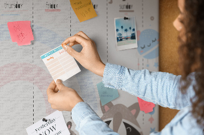 Pizarra de corcho con diseño de agenda semanal y mapaches alegres