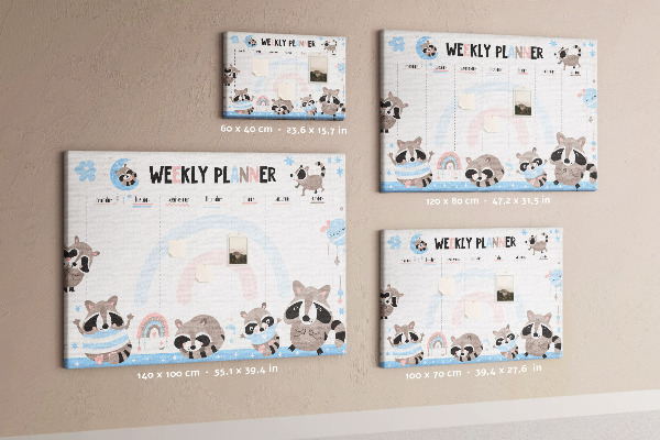 Pizarra de corcho con diseño de agenda semanal y mapaches alegres