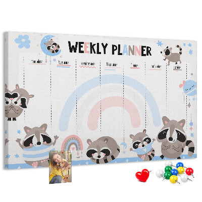 Pizarra de corcho con diseño de agenda semanal y mapaches alegres