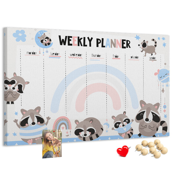Pizarra de corcho con diseño de agenda semanal y mapaches alegres