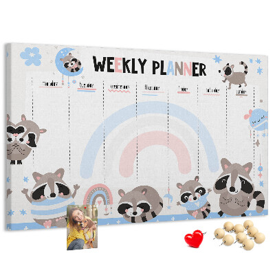 Pizarra de corcho con diseño de agenda semanal y mapaches alegres