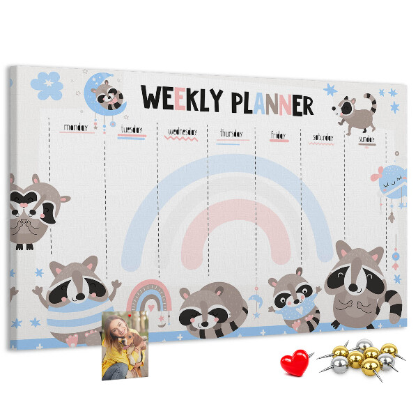 Pizarra de corcho con diseño de agenda semanal y mapaches alegres