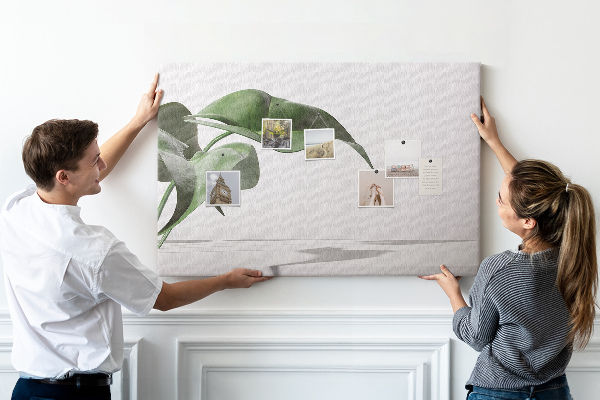 Tablero de corcho decorativo hojas delicadas sobre fondo minimalista