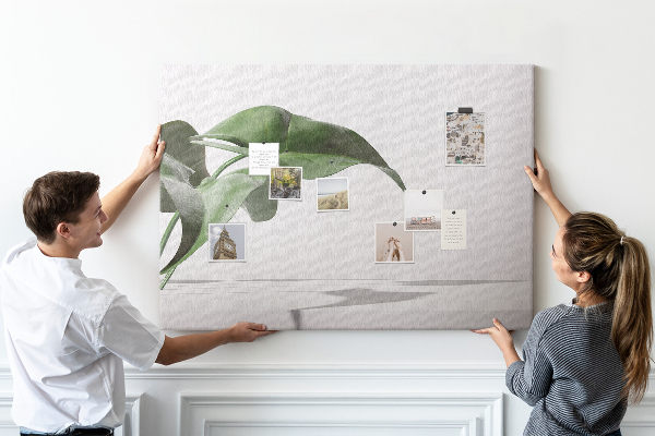 Tablero de corcho decorativo hojas delicadas sobre fondo minimalista