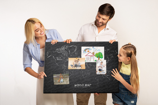 Pizarra de corcho con diseño de mapa del mundo sobre fondo negro