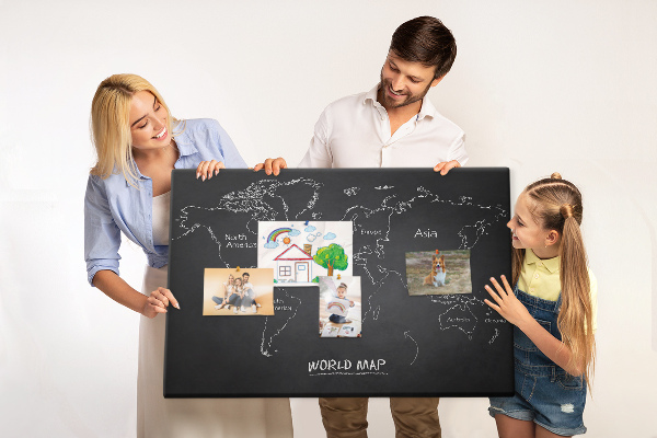 Pizarra de corcho con diseño de mapa del mundo sobre fondo negro