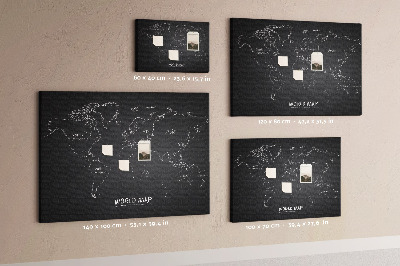 Pizarra de corcho con diseño de mapa del mundo sobre fondo negro