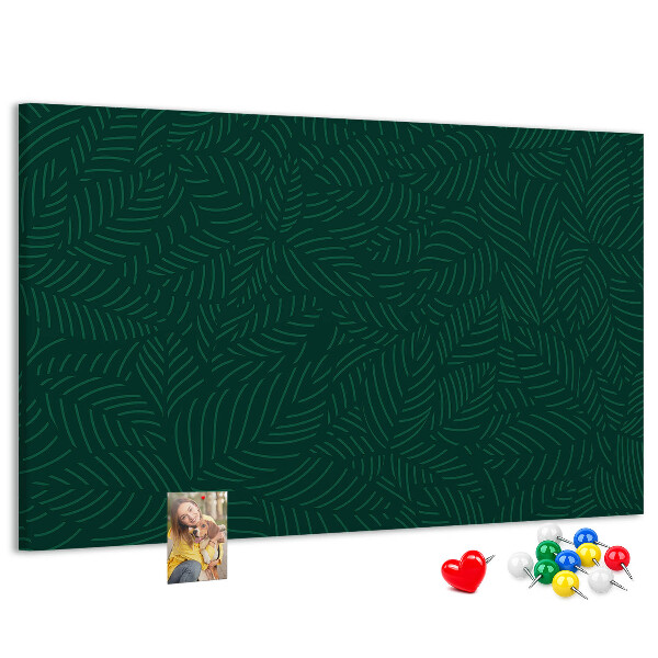 Tablero de corcho decorado hojas verdes sobre fondo oscuro
