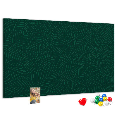 Tablero de corcho decorado hojas verdes sobre fondo oscuro