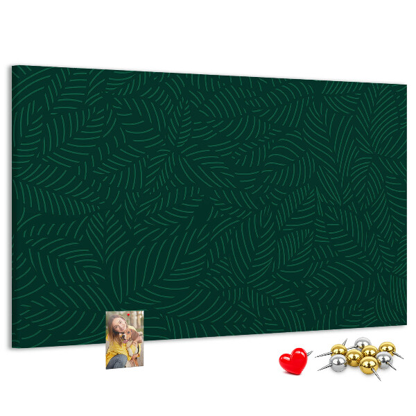 Tablero de corcho decorado hojas verdes sobre fondo oscuro