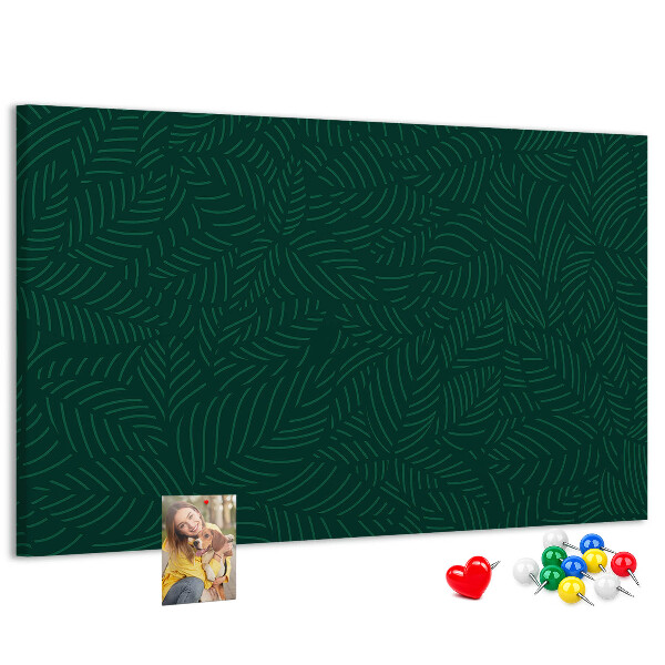 Tablero de corcho decorado hojas verdes sobre fondo oscuro