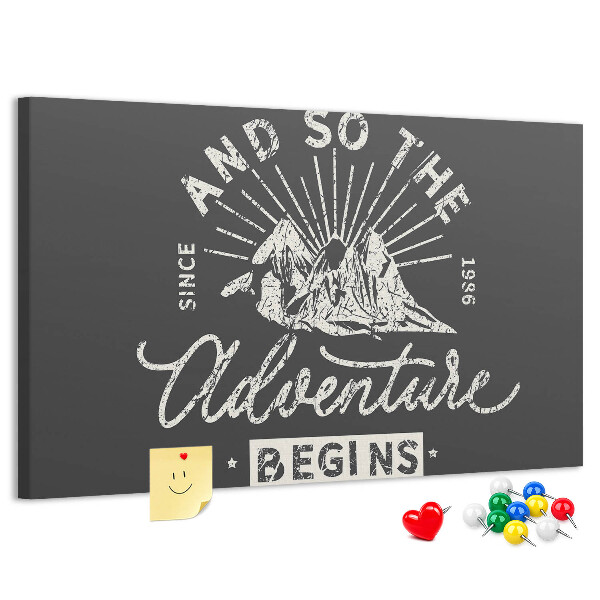 Tablero de anuncios con diseño de aventura en las montañas