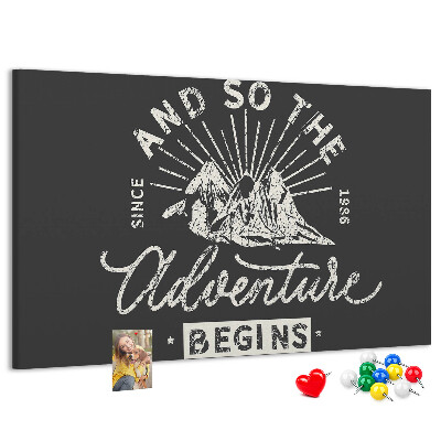 Tablero de anuncios con diseño de aventura en las montañas