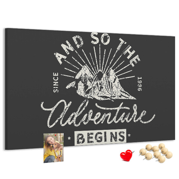 Tablero de anuncios con diseño de aventura en las montañas