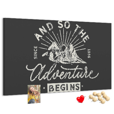Tablero de anuncios con diseño de aventura en las montañas
