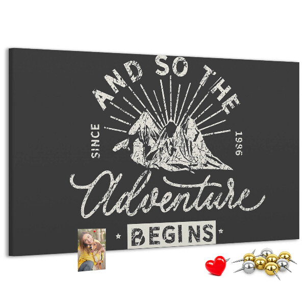 Tablero de anuncios con diseño de aventura en las montañas