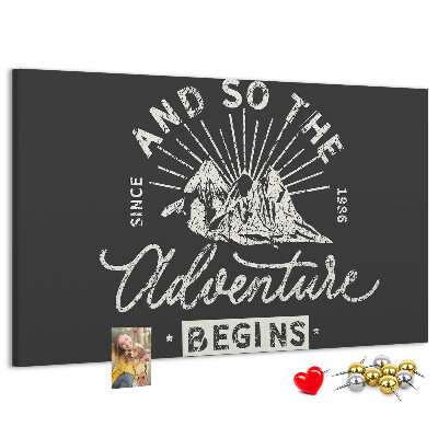 Tablero de anuncios con diseño de aventura en las montañas