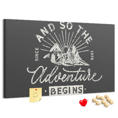 Tablero de anuncios con diseño de aventura en las montañas