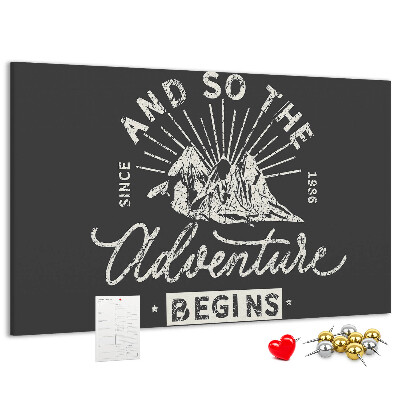 Tablero de anuncios con diseño de aventura en las montañas
