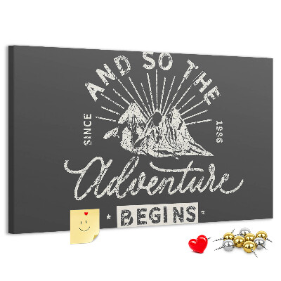 Tablero de anuncios con diseño de aventura en las montañas