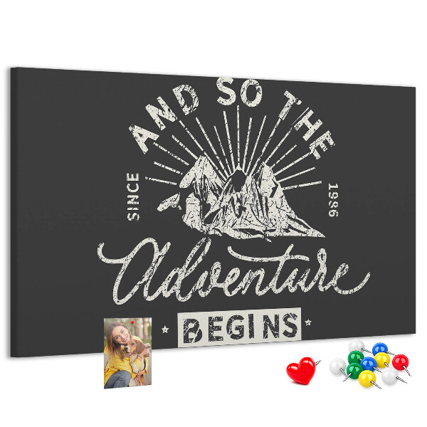 Tablero de anuncios con diseño de aventura en las montañas