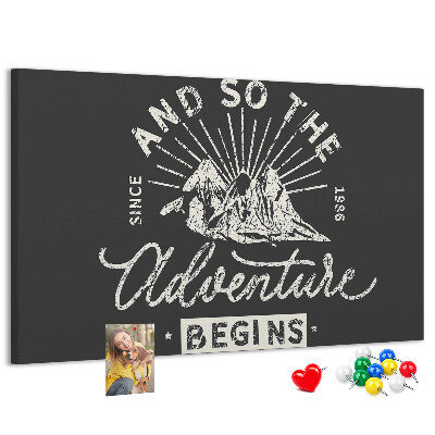 Tablero de anuncios con diseño de aventura en las montañas