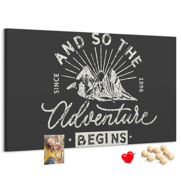 Tablero de anuncios con diseño de aventura en las montañas