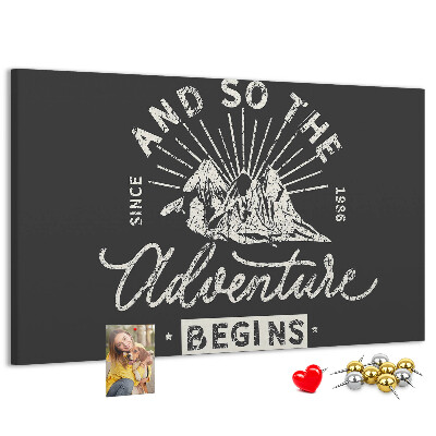 Tablero de anuncios con diseño de aventura en las montañas