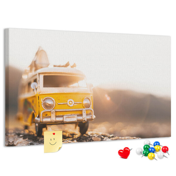 Tablero de anuncios con diseño de autobús amarillo bajo el sol poniente