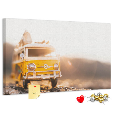 Tablero de anuncios con diseño de autobús amarillo bajo el sol poniente