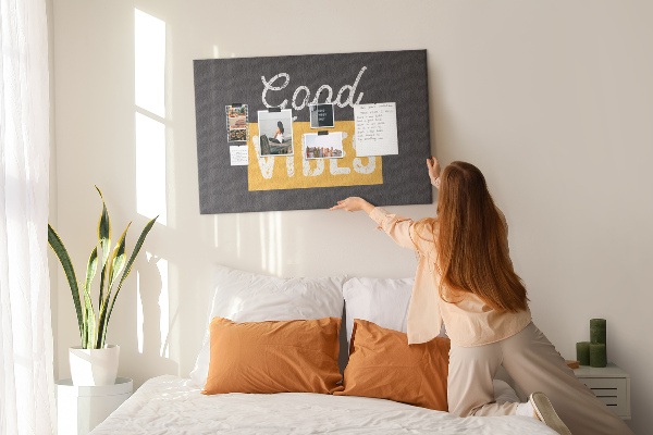 Tablero de corcho decorado Mensaje positivo sobre fondo oscuro