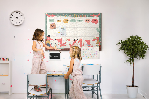Tablero de corcho decorado con diseño de animales retro y agenda semanal