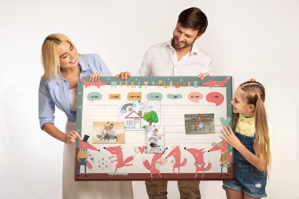 Tablero de corcho decorado con diseño de animales retro y agenda semanal