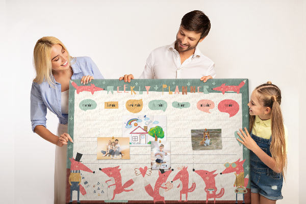 Tablero de corcho decorado con diseño de animales retro y agenda semanal
