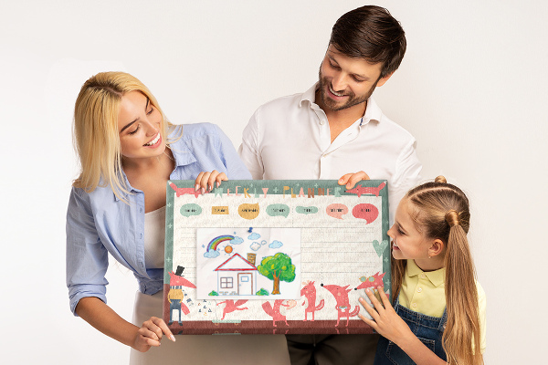 Tablero de corcho decorado con diseño de animales retro y agenda semanal