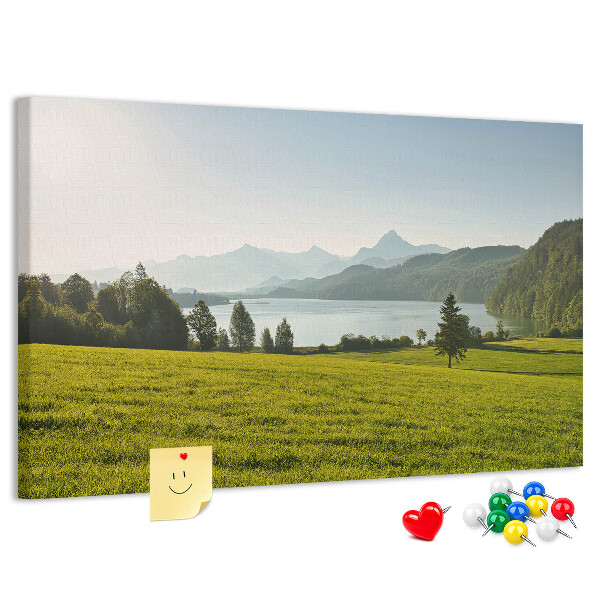 Tablero de anuncios con diseño de paisaje montañoso pintoresco junto al lago