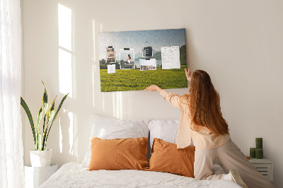 Tablero de anuncios con diseño de paisaje montañoso pintoresco junto al lago