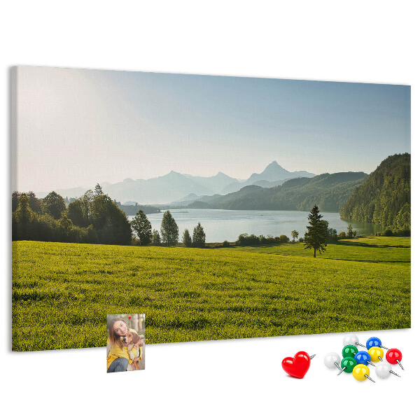 Tablero de anuncios con diseño de paisaje montañoso pintoresco junto al lago