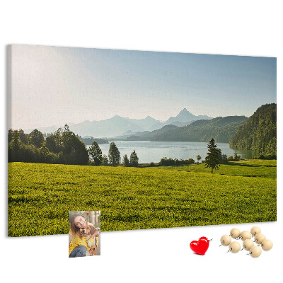 Tablero de anuncios con diseño de paisaje montañoso pintoresco junto al lago