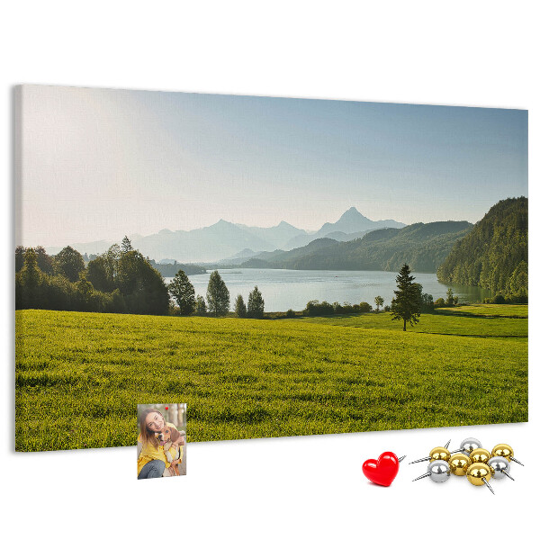 Tablero de anuncios con diseño de paisaje montañoso pintoresco junto al lago