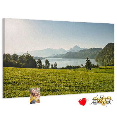 Tablero de anuncios con diseño de paisaje montañoso pintoresco junto al lago