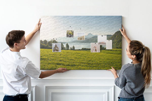 Tablero de anuncios con diseño de paisaje montañoso pintoresco junto al lago